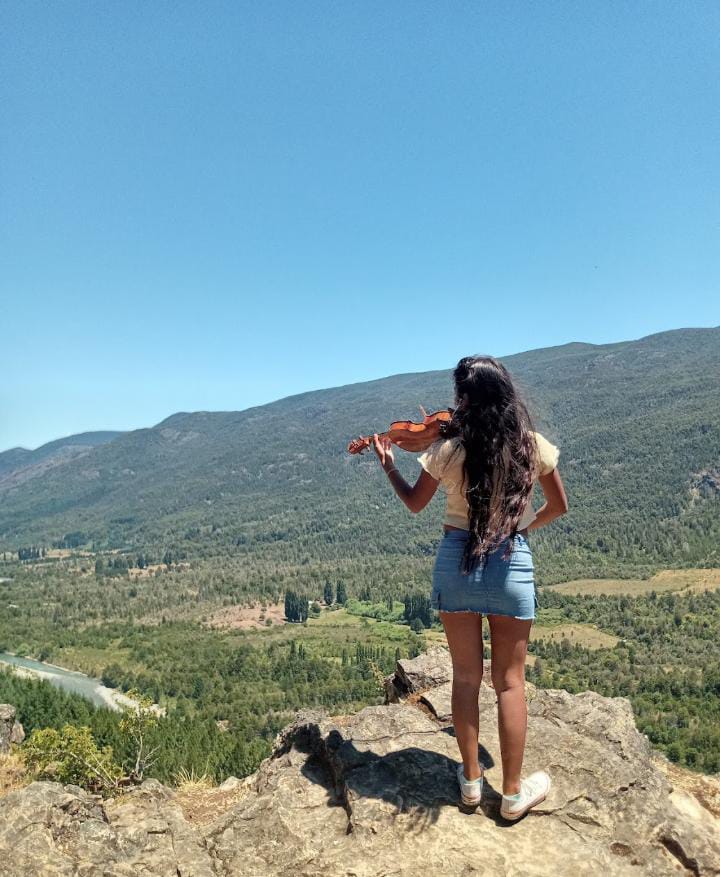 Con su violín a frente al paraíso, Gemma descubre distintos paisajes de nuestra región.