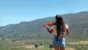 Gemma viaja sola, con su violín, por los paisajes de la Patagonia