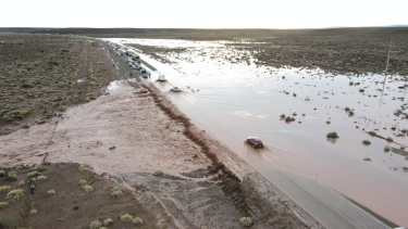 El domingo, la Ruta 237 entre el Chocón y Arroyito quedó cortada por la tormenta. Fotos y video gentileza Omar Moya.