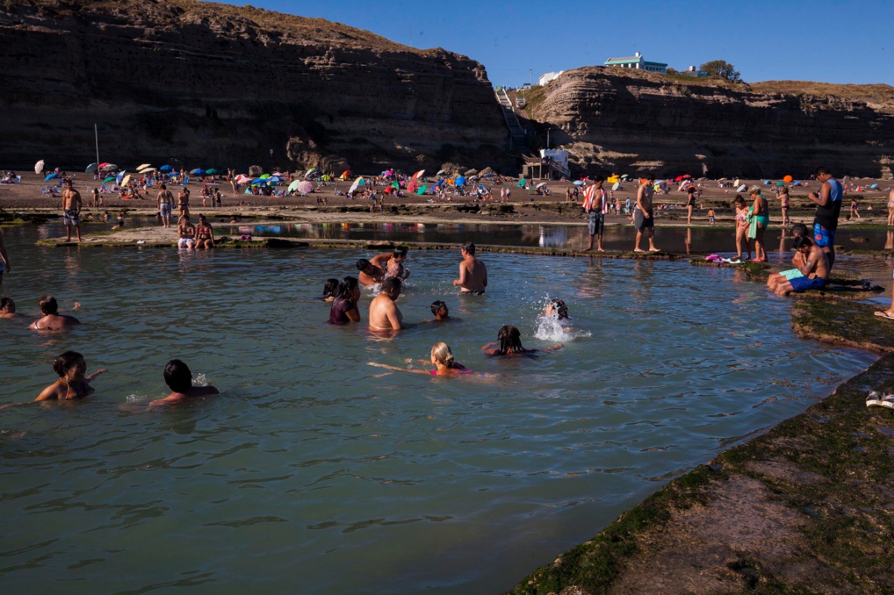 Muchos eligen pasar el día en El Cóndor, las alternativas de El Espigón, Playa Bonita y, sobre todo; en La Lobería.