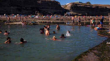 Muchos eligen pasar el día en El Cóndor, las alternativas de El Espigón, Playa Bonita y, sobre todo; en La Lobería.