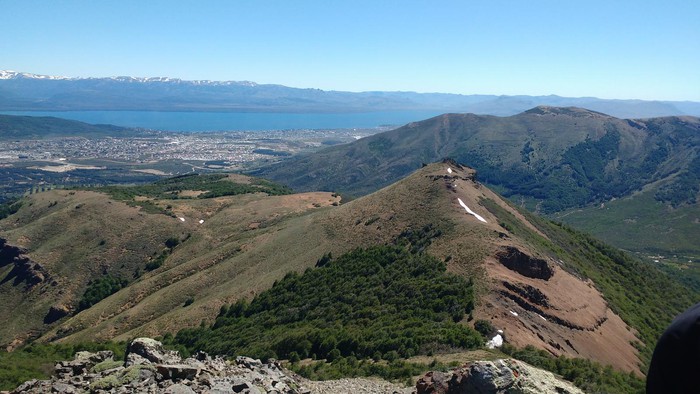 La cumbre del Ñireco, permite ver la ciudad de Bariloche.