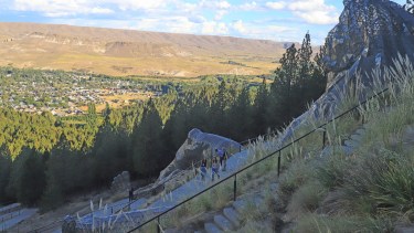 Recostada sobre la margen derecha del Río Chimehuín.