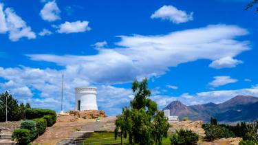 El Torreón Fortín IV División, desde donde se ven los cerros, el río y el pueblo. Fotos: Turismo Chos Malal.