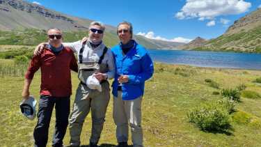 Tres amigos en la Laguna Lauquen Mallin a 2800 metros de altura.