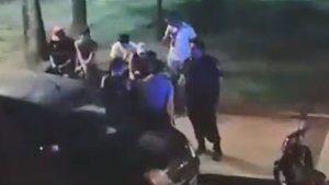 Insólito: denunciaron a chicos que hacían ruido en la calle y el oficial se puso a beber con ellos