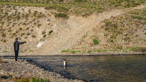 Norte neuquino: Laguna Navarrete un lugar para ir a pescar rodeado de paz y belleza