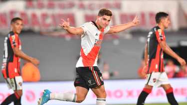 Julián Álvarez y su mirada letal. River le gana bien a Patronato en el Monumental. Foto: Télam 