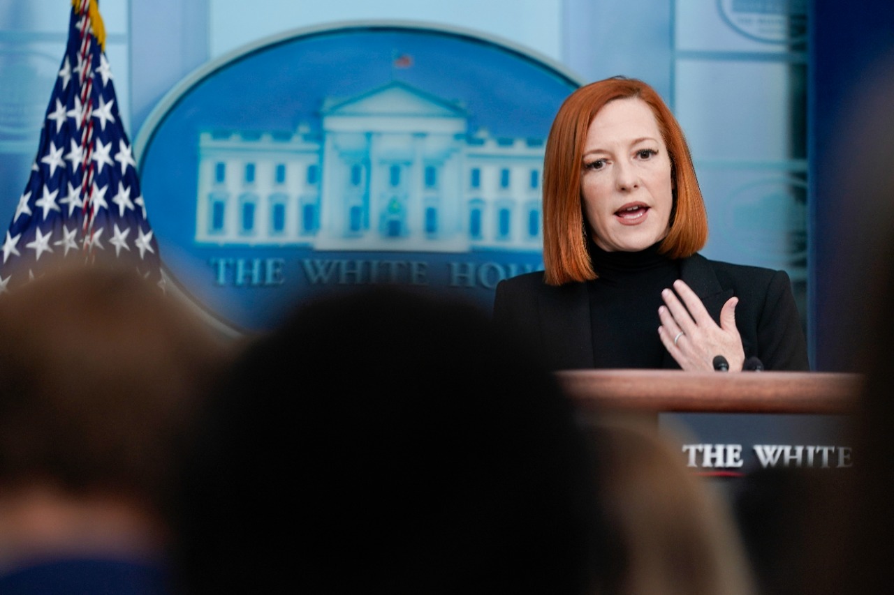 La secretaria de prensa de la Casa Blanca, Jen Psaki, habla durante una conferencia de prensa en la Casa Blanca en Washington.
