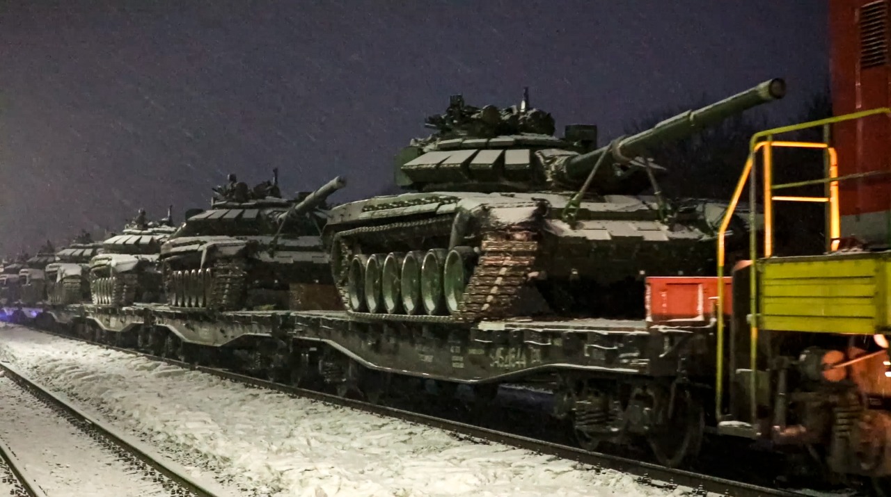 Los movimientos de tropas y material bélico en la frontera entre Rusia y Ucrania.  