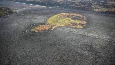 Una escuela rural de la localidad corretina de San Miguel se convirtio desde hace una semana en el centro de operaciones de una fuerza conjunta integrada por organismos nacionales, empresas publicas y equipos especializados de media docena de provincias que lucha contra los incendios forestales que ya consumieron más de medio millon de hectareas en el norte de la provincia de Corrientes. Foto: Agencia Télam. 