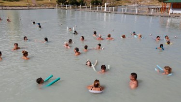 La laguna del Chancho, una de las prestaciones más demandadas en las Termas de Copahue. Foto Juan Thomes.