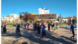 Una muestra a puro folklore en la plaza Belgrano de Roca
