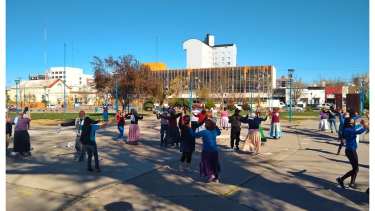 Integrantes del Taller Municipal de Danzas Folklóricas y del Ballet Amanecer Sureño desplegarán su repertorio en la plaza céntrica de Roca. Foto Gentileza.