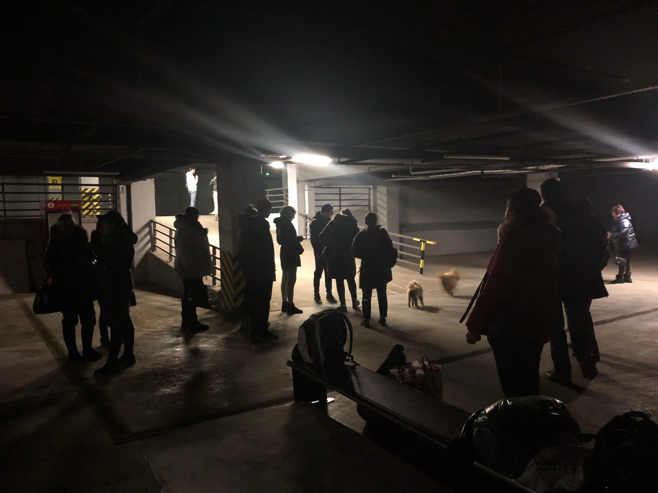 Ucranianos esperan en un estacionamiento subterráneo utilizado como refugio antiaéreo en un centro comercial en Odesa. 