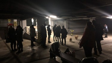 Ucranianos esperan en un estacionamiento subterráneo utilizado como refugio antiaéreo en un centro comercial en Odesa. 