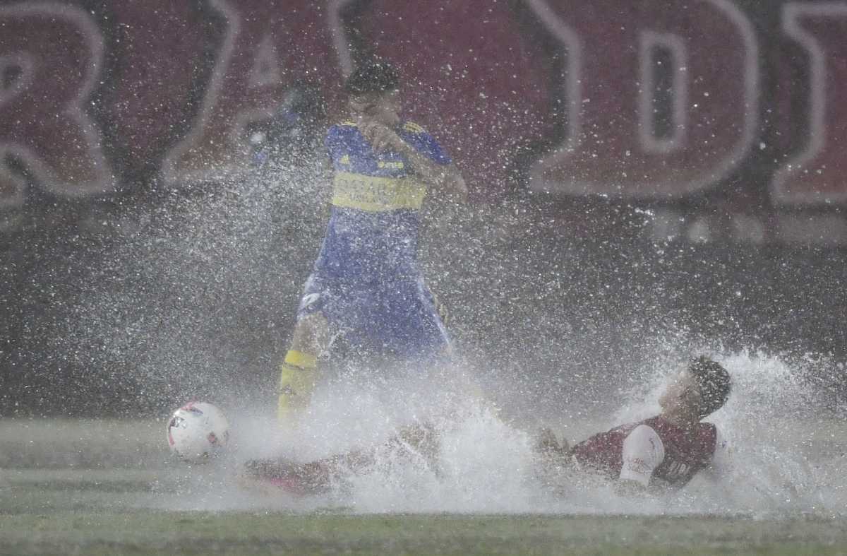 Un jugador de Boca intenta pasar a otro de Independiente detrás del agua. Un partido que quedará en la memoria. Foto: Télam