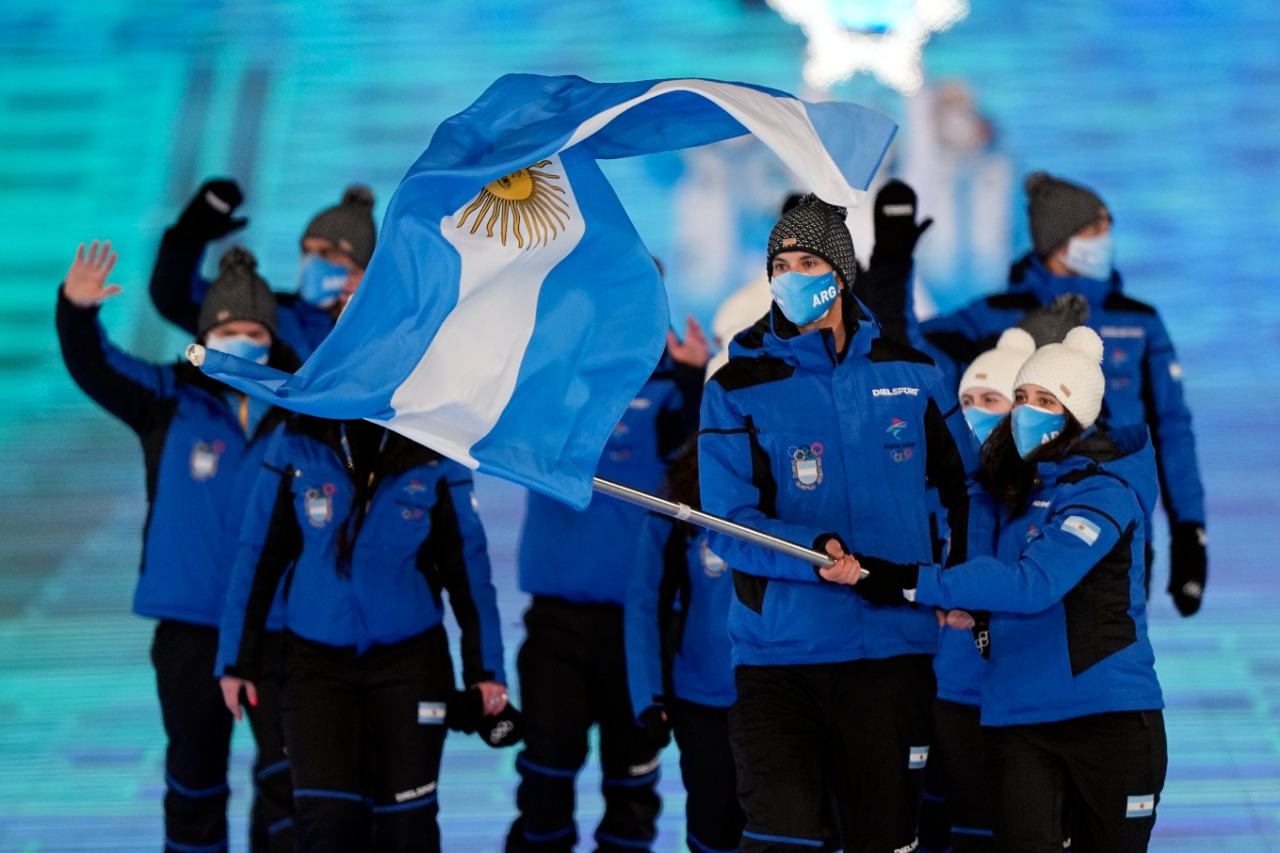 Francesca Baruzzi y Franco Dal Farra, los deportistas de Bariloche abanderados de la delegación argentina. 