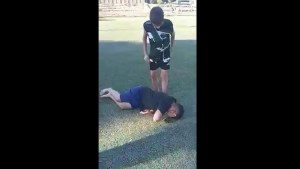 Brutal pelea entre dos chicos de inferiores en Añelo