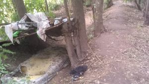 Lorena vive en un pozo junto a su hijo en Neuquén y piden que la ayuden