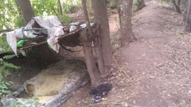 Desde el Polo Obrero compartieron el lugar donde duerme la mujer junto a su hijo. (Facebook César Parra).-