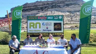 Las autoridades y los pilotos invitados en la presentación de hoy. Foto: gentileza prensa Regina  