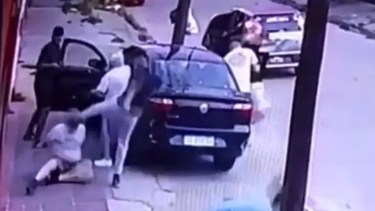 El hombre sufrió la fractura de mandíbula por una patada en la cabeza.