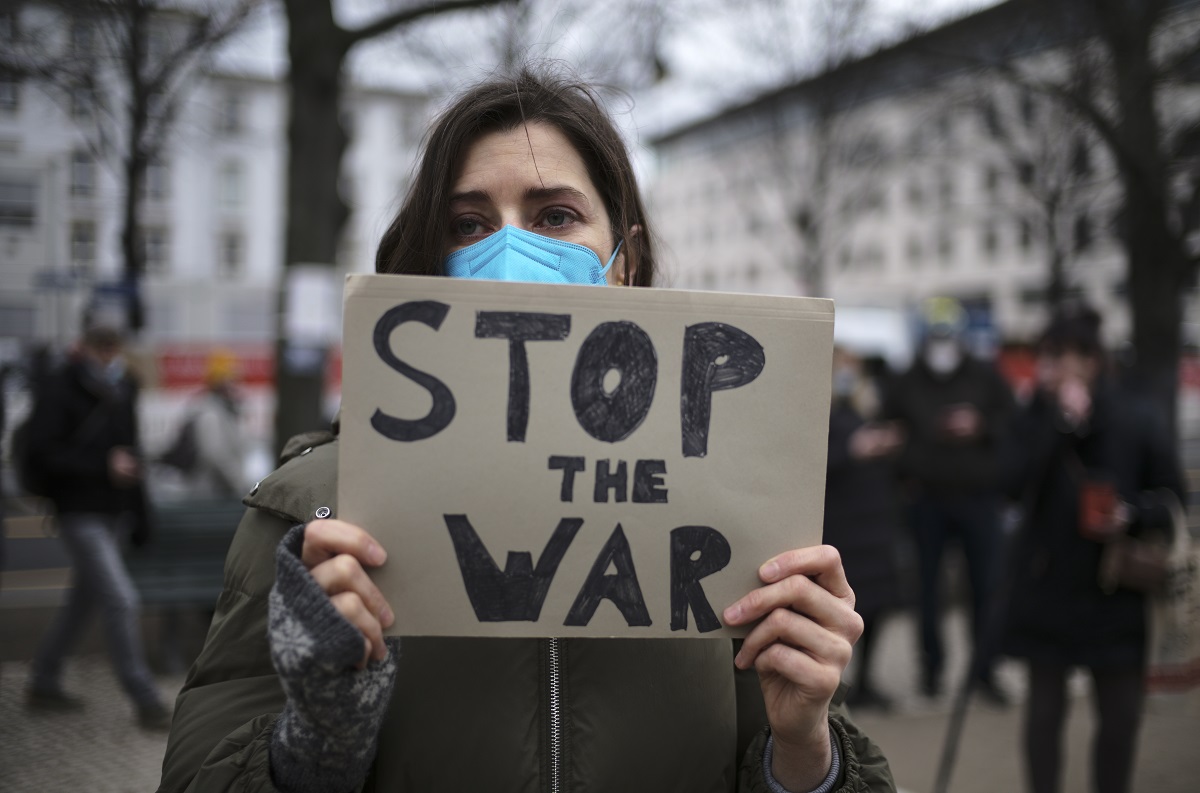 Una mujer asiste a una protesta contra la invasión rusa en Ucrania. Foto: AP 