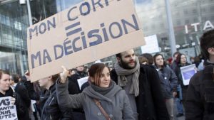 El Parlamento de Francia extendió el derecho al aborto hasta las 14 semanas