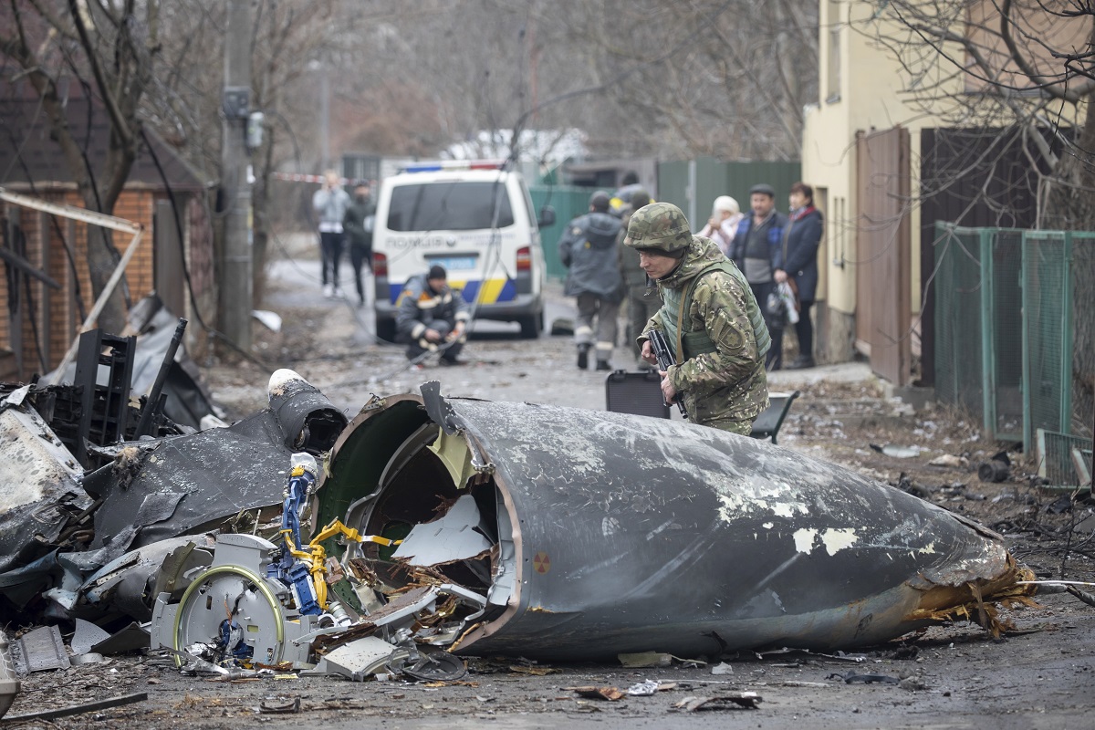 Un soldado del ejército ucraniano inspecciona los fragmentos de un avión derribado en Kiev. Foto: AP 