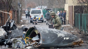 Un soldado del ejército ucraniano inspecciona los fragmentos de un avión derribado en Kiev. Foto: AP 
