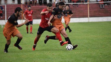 Independiente y La Adela quedaron a mano en el comienzo del certamen. Fotos: Jorge Tanos.