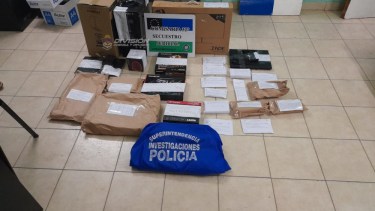 Los elementos secuestrados durante el allanamiento.  Foto: Policía de Neuquén