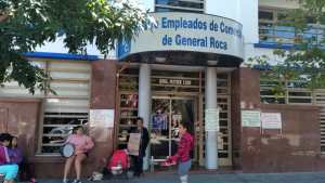 Una mujer se encadenó en Roca para reclamar por su hijo despedido «sin causa»