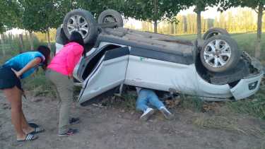En el interior del vehículo quedó atrapada la conductora del auto, quien terminó con heridas de consideración. La asistencia de quienes circulaban por el lugar fue inmedita. Foto: Gino Avoledo