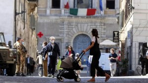 Italia suprime la obligación de usar tapabocas en espacios abiertos