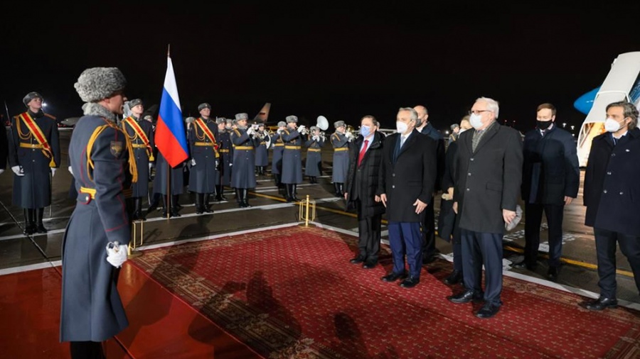El momento de la llegada del presidente argentino a Moscú. 