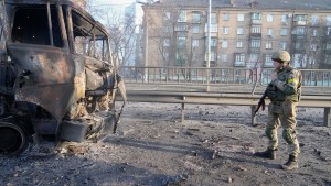 Rusia bombardea otra fábrica de armamento cerca de Kiev y sanciona a primer ministro británico