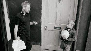 Kennet Branagh, quien pasó su infancia en Belfast, asumió el guión y la dirección. En la foto, junto al joven actor Jude Hill, protagonista del filme.