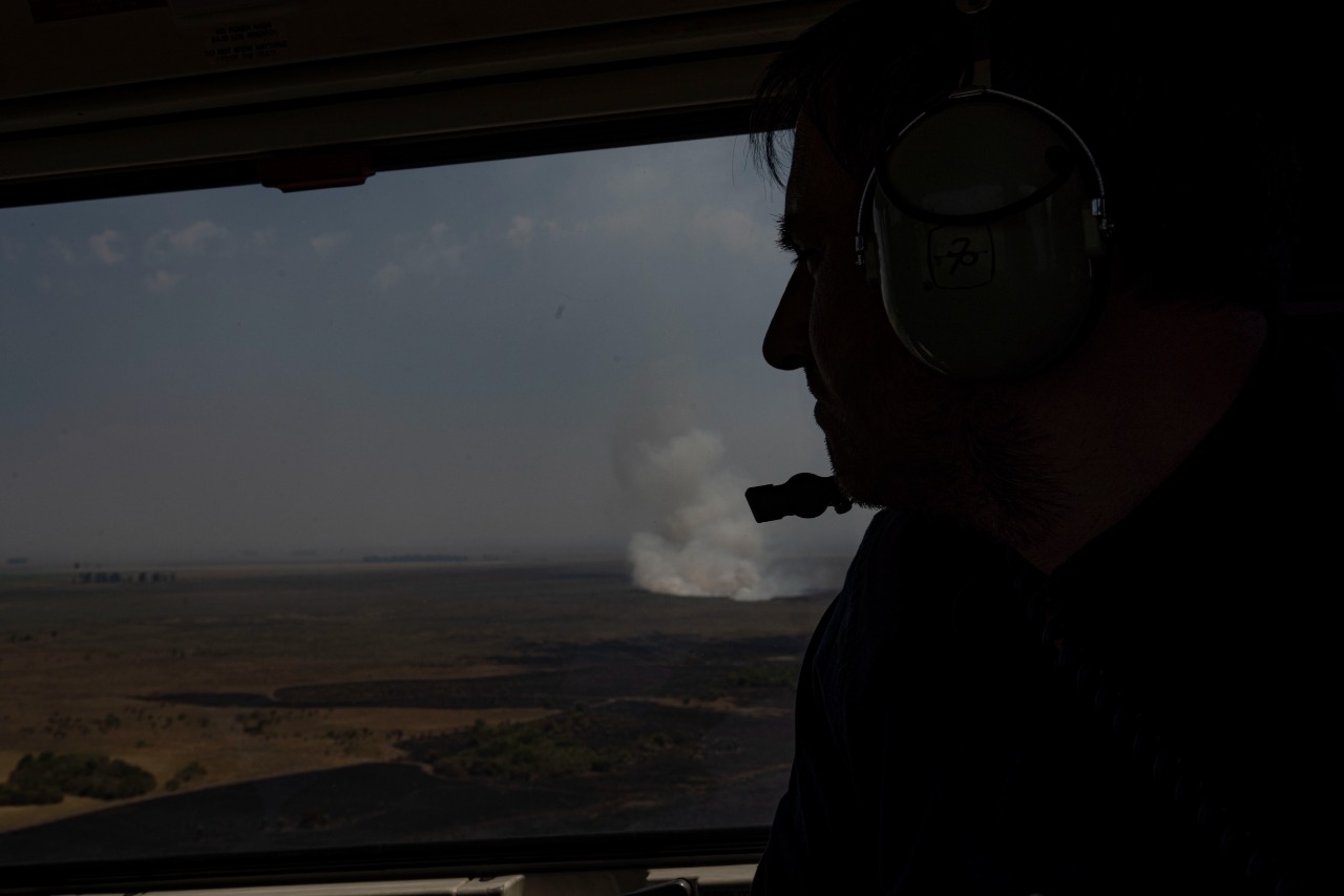 El ministro Cabandié durante una recorrida aérea por el zona de los incendios. 