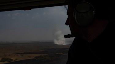 El ministro Cabandié durante una recorrida aérea por el zona de los incendios. 