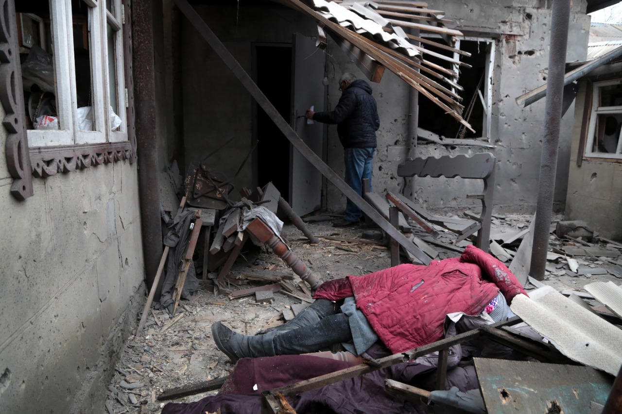 Una de las víctimas de los bombardeos en Donetsk.  