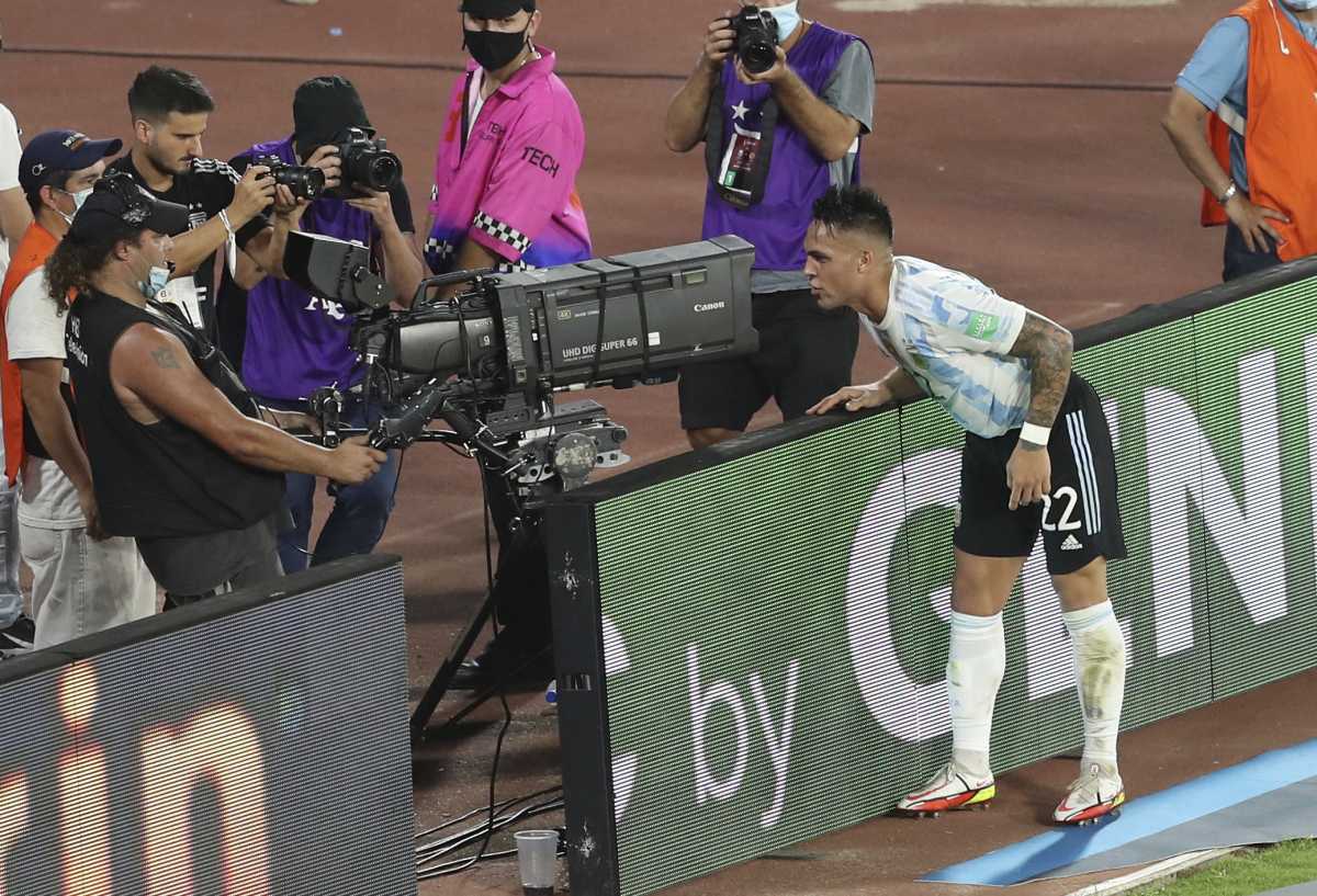 Lautaro festeja el gol mandando un mensaje a su hija. Foto: AP