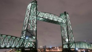 Desmantelarán un histórico puente en Roterdam para que pase el superyate de Jeff Bezos