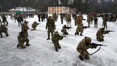 El ejército ucraniano realizó un entrenamiento en la zona de Chernobyl. (AP Photo/Efrem Lukatsky)