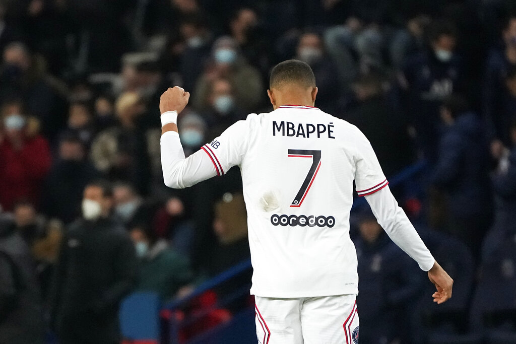 Mbappé salvó al PSG en la última jugada del partido. (Foto: AP)