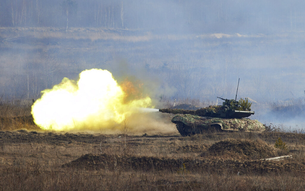 Tropas ucranianas realizaron ejercicios de combate en ciudades cercanas a la frontera con Rusia. (Ukrainian Presidential Press Office via AP)