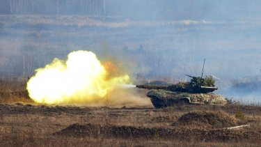 Tropas ucranianas realizaron ejercicios de combate en ciudades cercanas a la frontera con Rusia. (Ukrainian Presidential Press Office via AP)