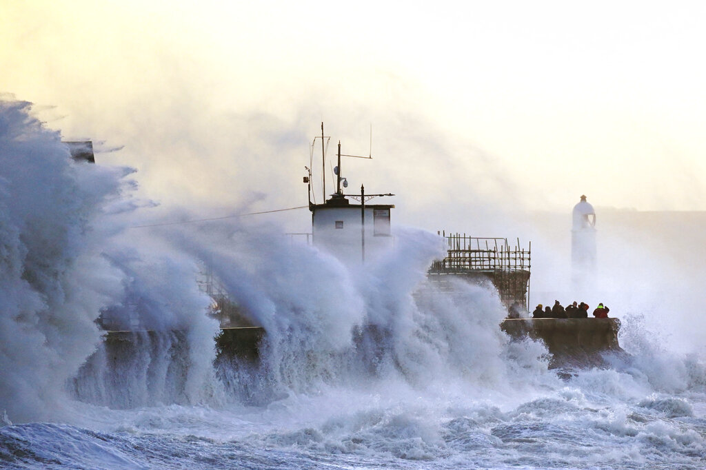 La tormenta provocó fuertes oleajes que azotaron las costas del Reino Unido. (Jacob King/PA via AP)