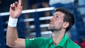 Novak Djokovic no afloja en su regreso y se metió en los cuartos de final de Dubai